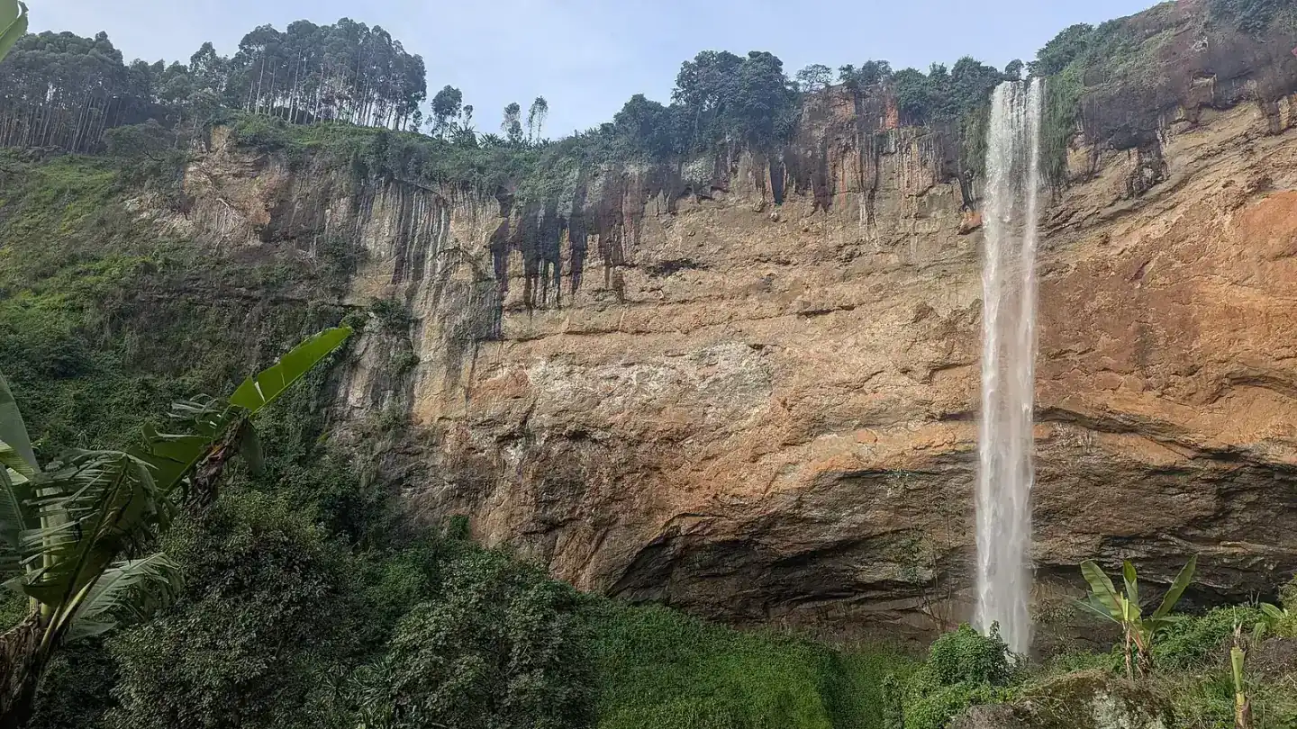 The main Sipi waterfall dropping over a high cliff